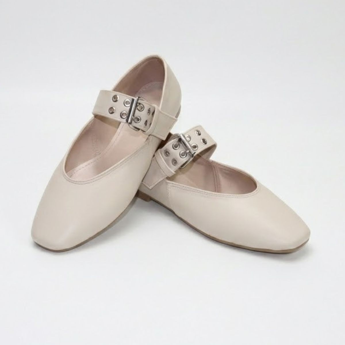 حذاء ماري جين فلات نسائي بيج بإبزيم عريض — جلد صناعي مستورد ونعل PVC (101-A21)